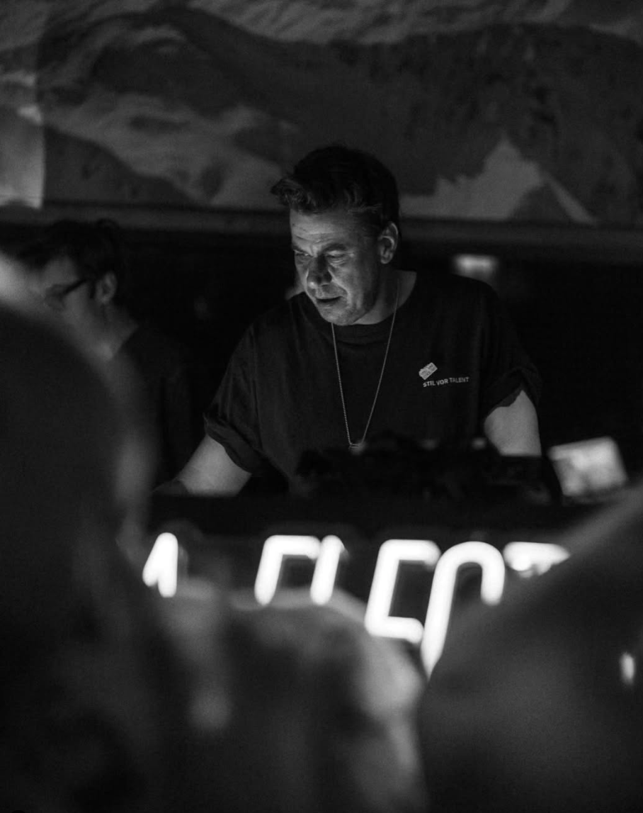 Neon Sign für Arosa Electronica: Wenn Licht auf Höhenrausch trifft